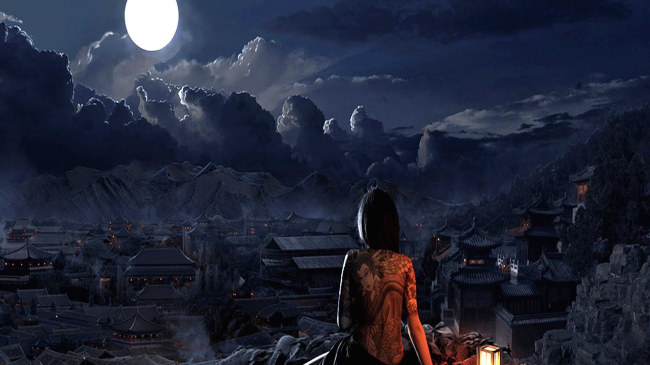 Японская девушка смотрит на луну