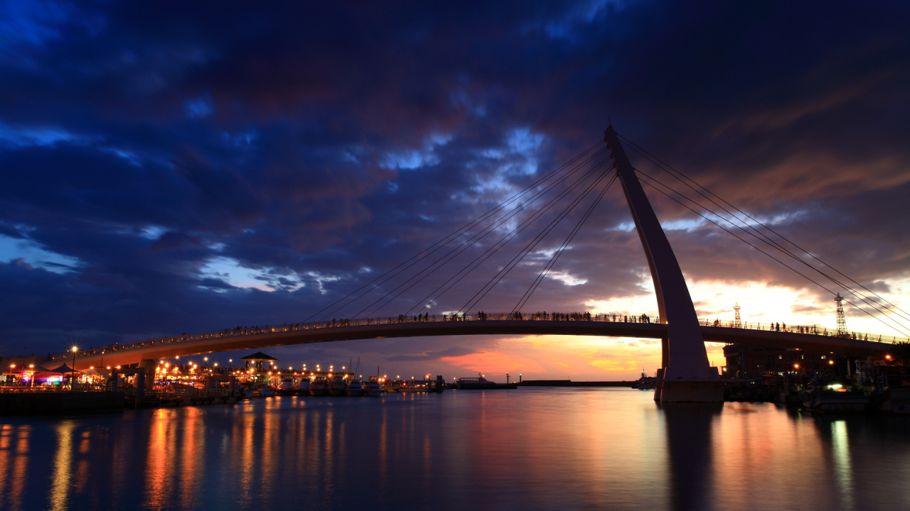 Люди на мосту в Нью Тайпей