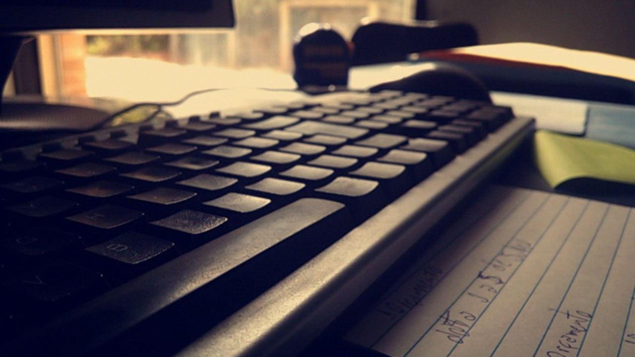 Черная компьютерная клавиатура