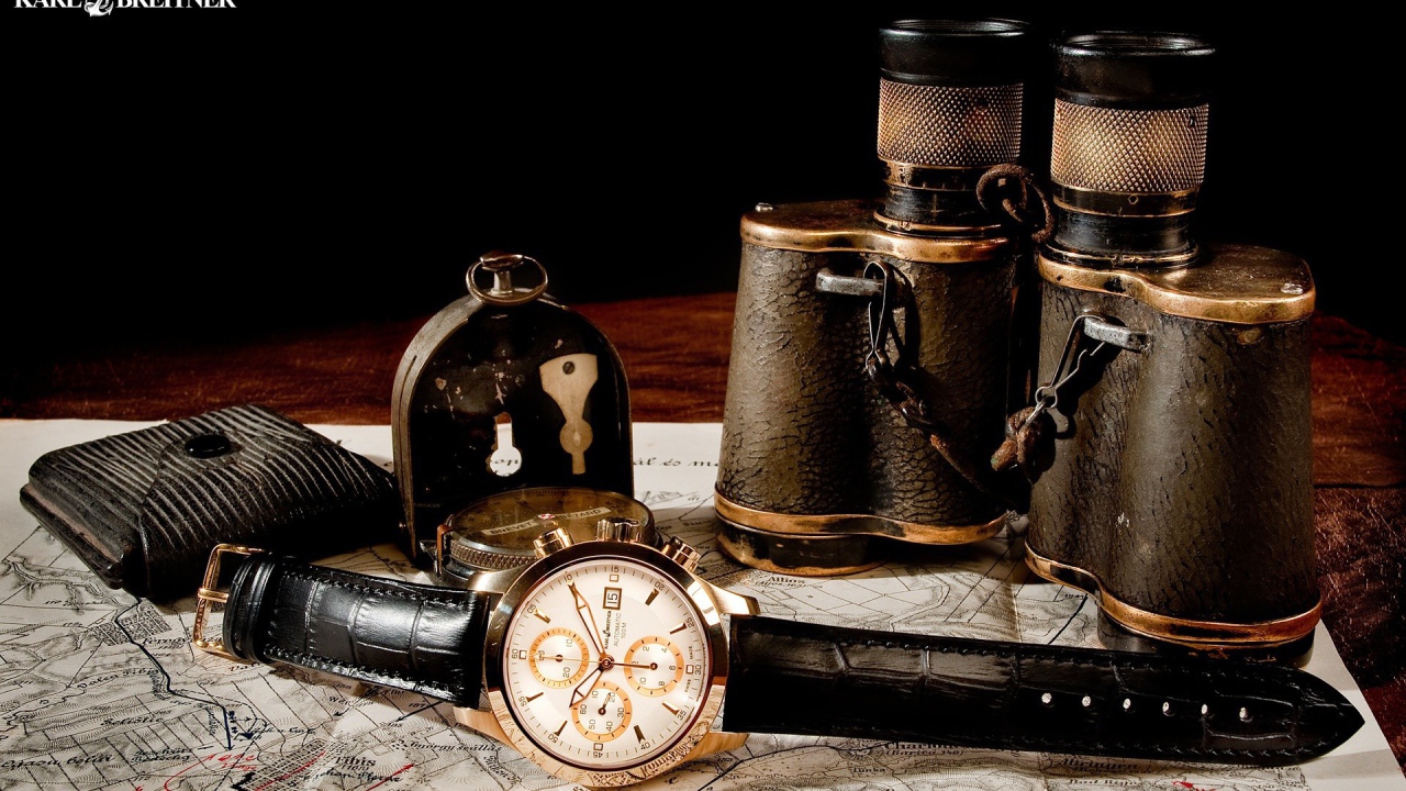 Бинокль и часы на карте