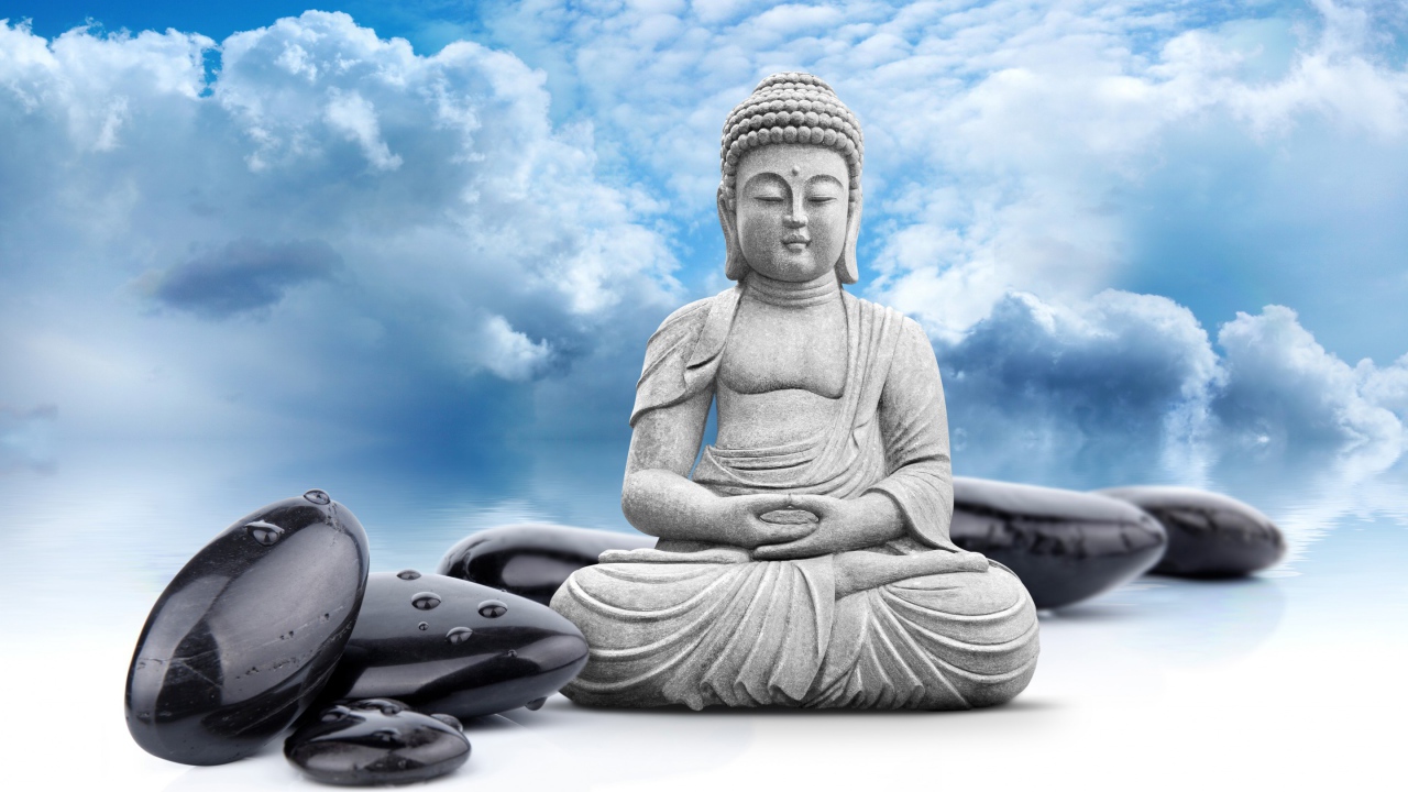 Будда на фоне черных камней