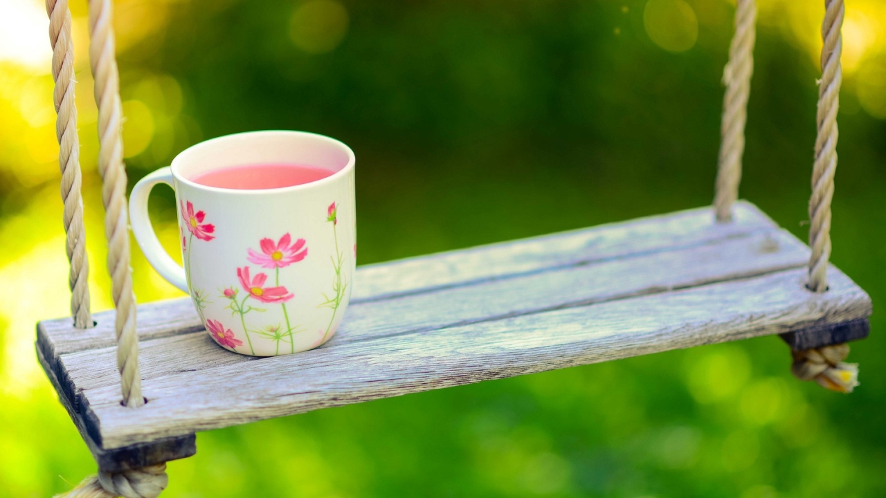 Чашка на качелях
