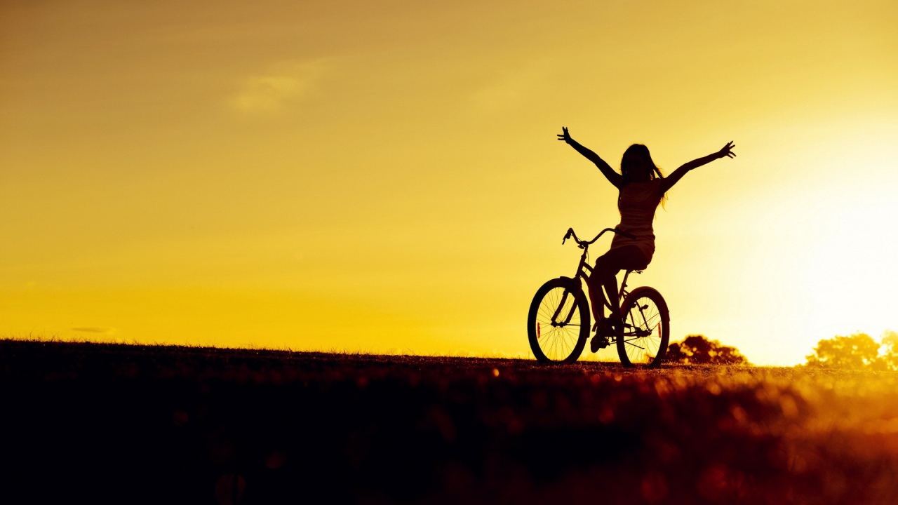 Велосипедистка на закате