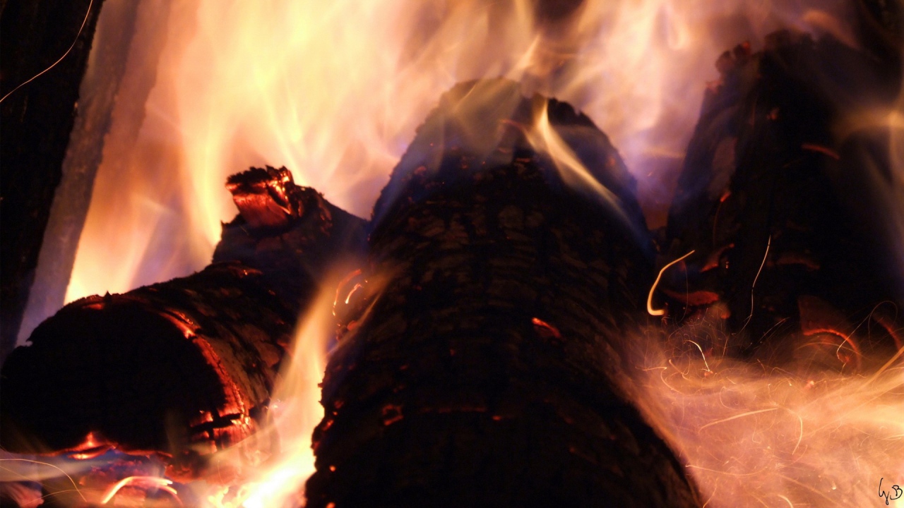 Огонь на дровах в камине