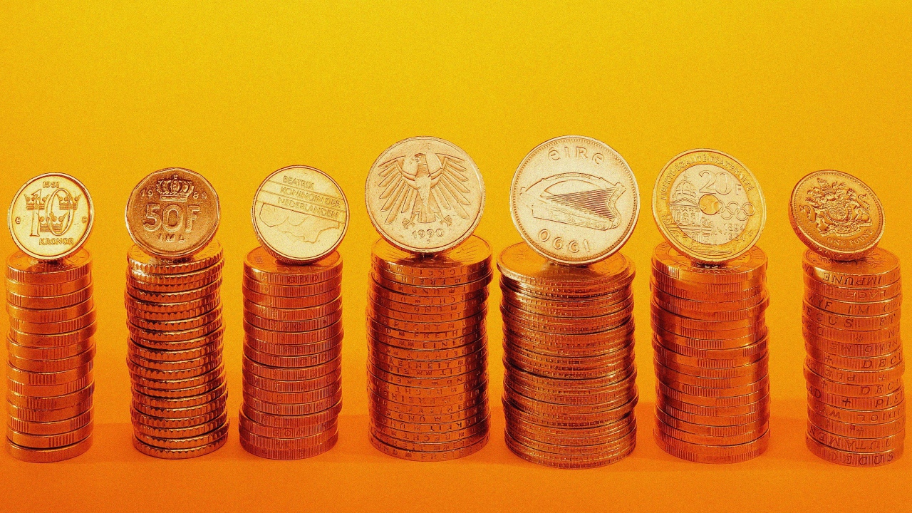 Золотые монеты в стопках