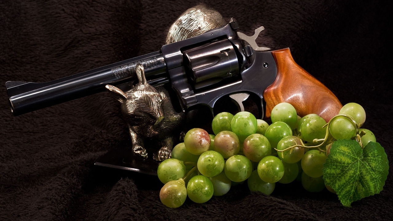 Револьвер и гроздь винограда