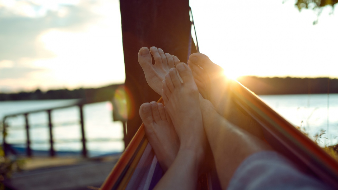 Переплетённая пара ног