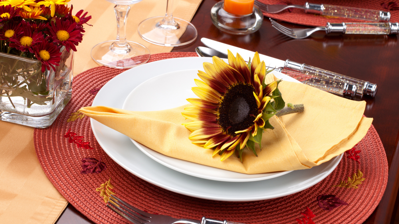 Цветок подсолнуха на тарелке