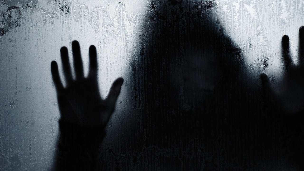 Человек за стеклом