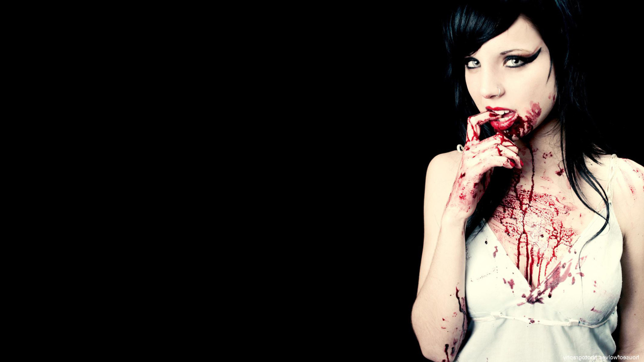 Окровавленная девушка вампир