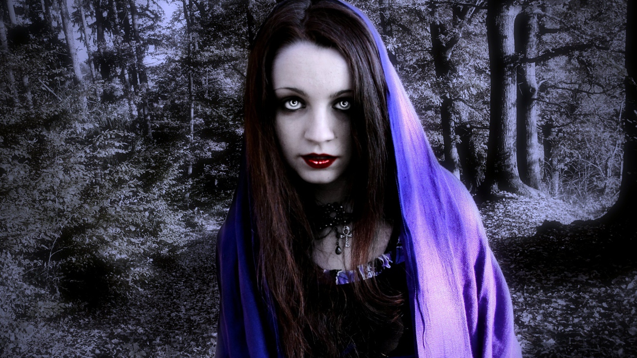 Накидка на голове у девушки вампира