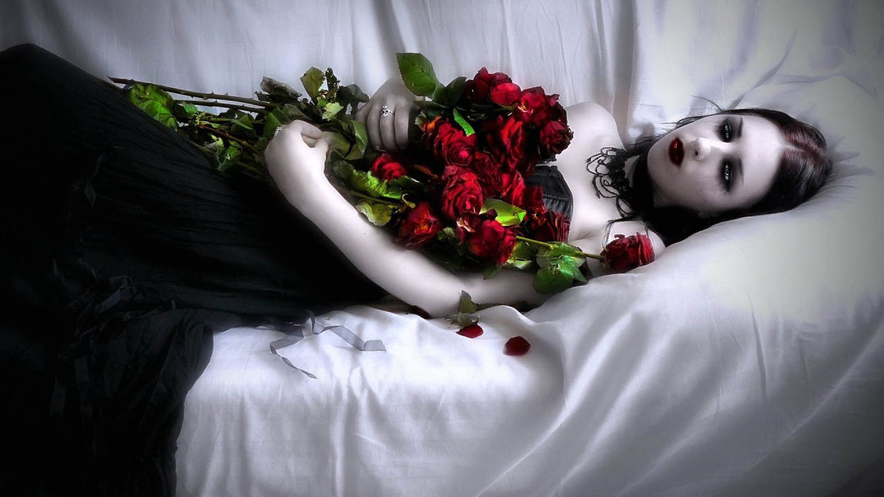 Девушка вампир с букетом роз
