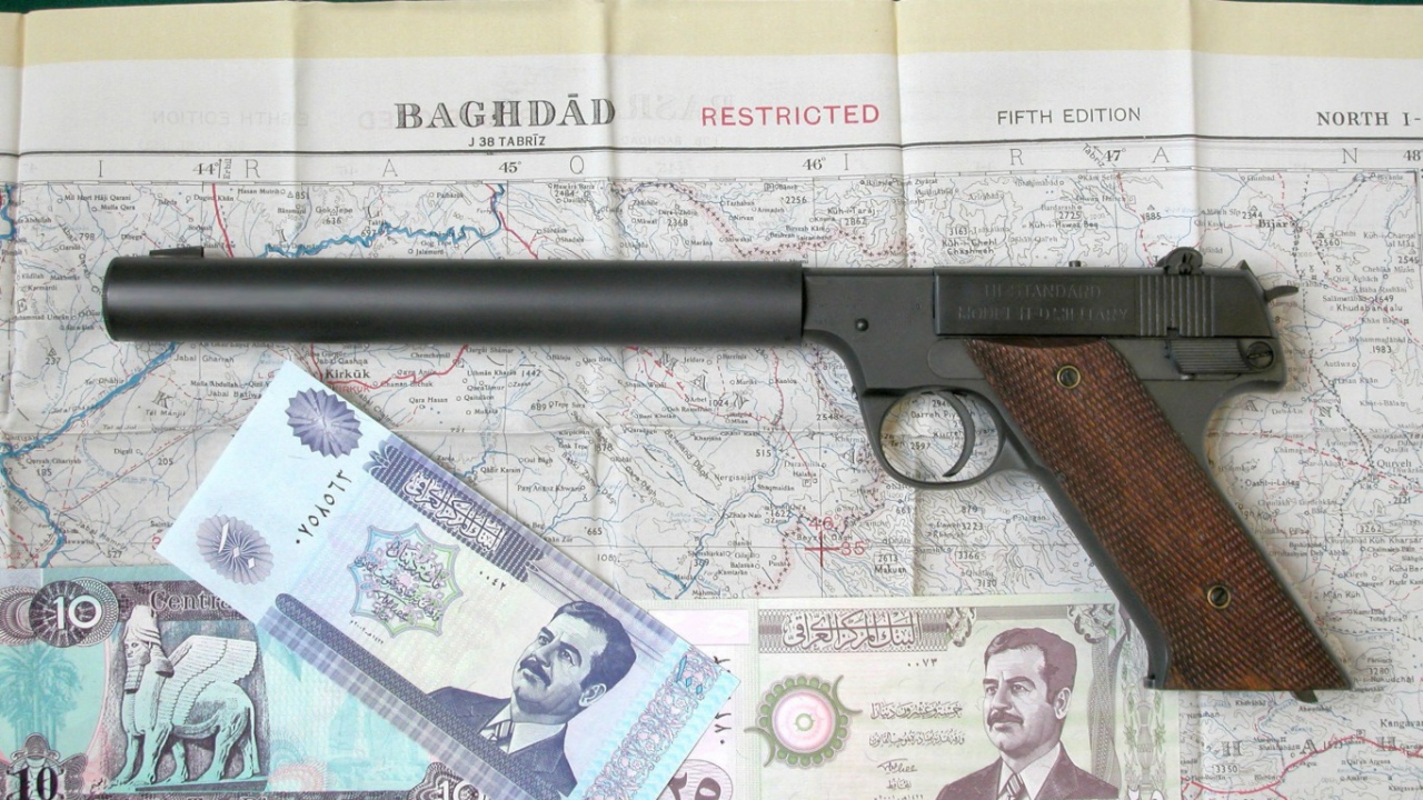 Деньги и пистолет на карте