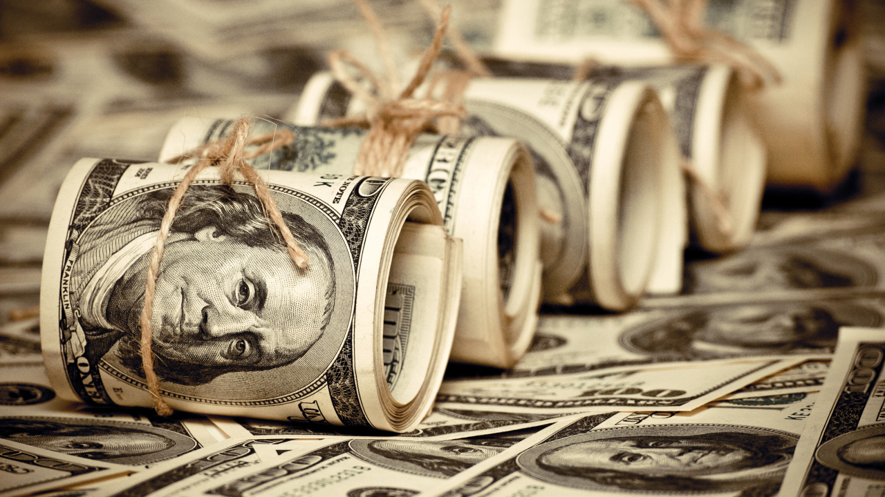 Доллары в трубочках