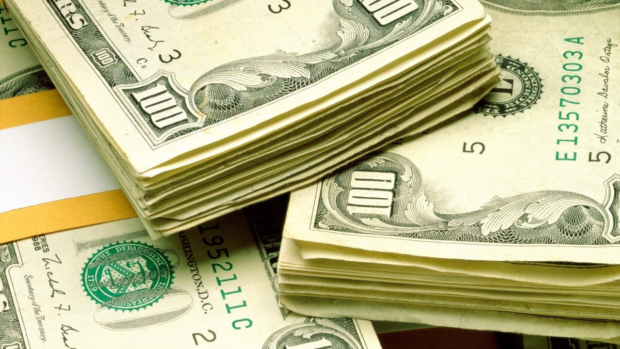 Пачки долларов