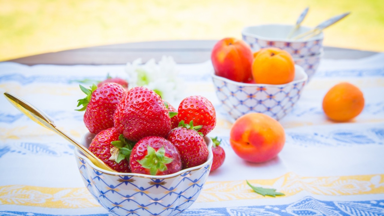 Клубника и абрикосы на десерт