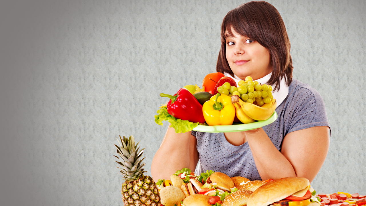 Девушка с фруктами