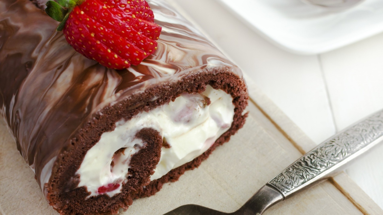 Шоколадный рулет с клубникой