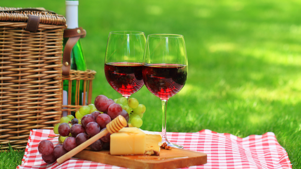 Два бокала вина на природе