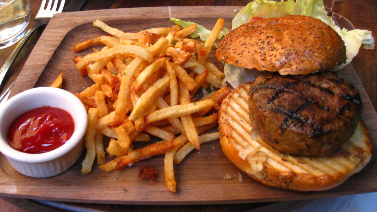 Гамбургер и картофель фри