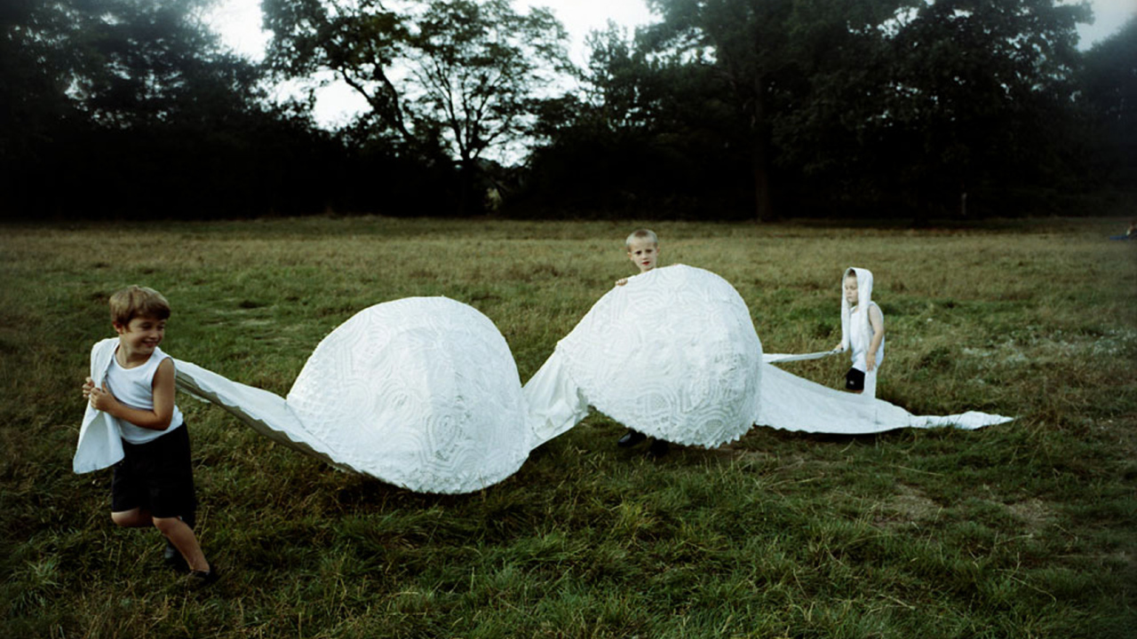 Дети играют бюстгалтером