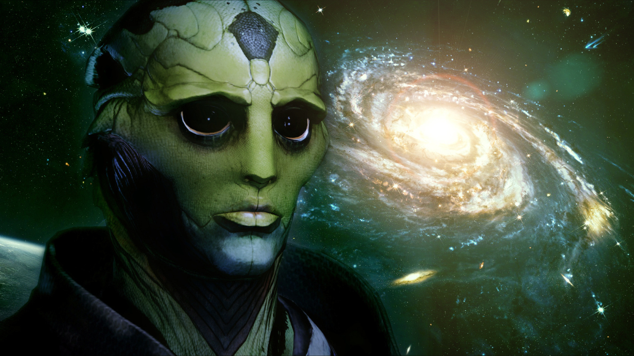 Инопланетянин на фоне галактики