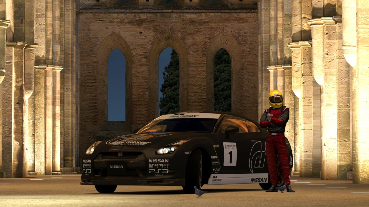 Гонщик у своей машины