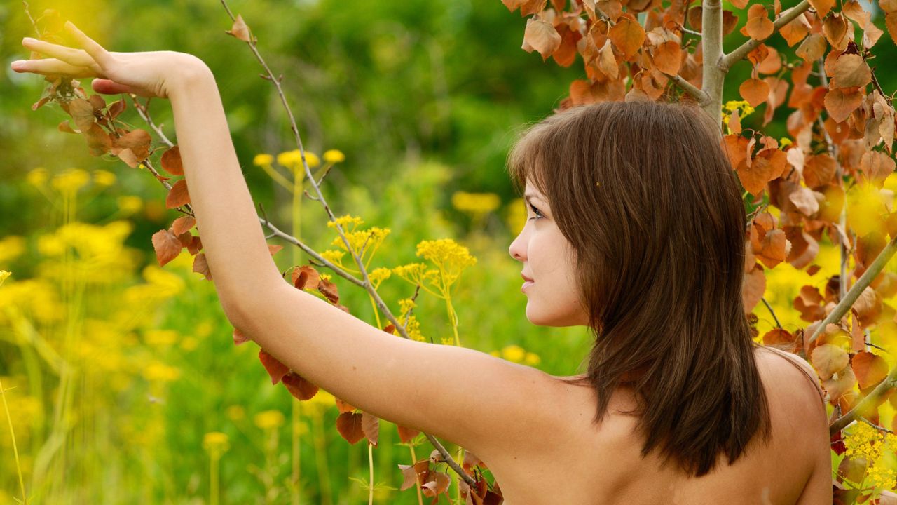 Девушка возле молодого дерева