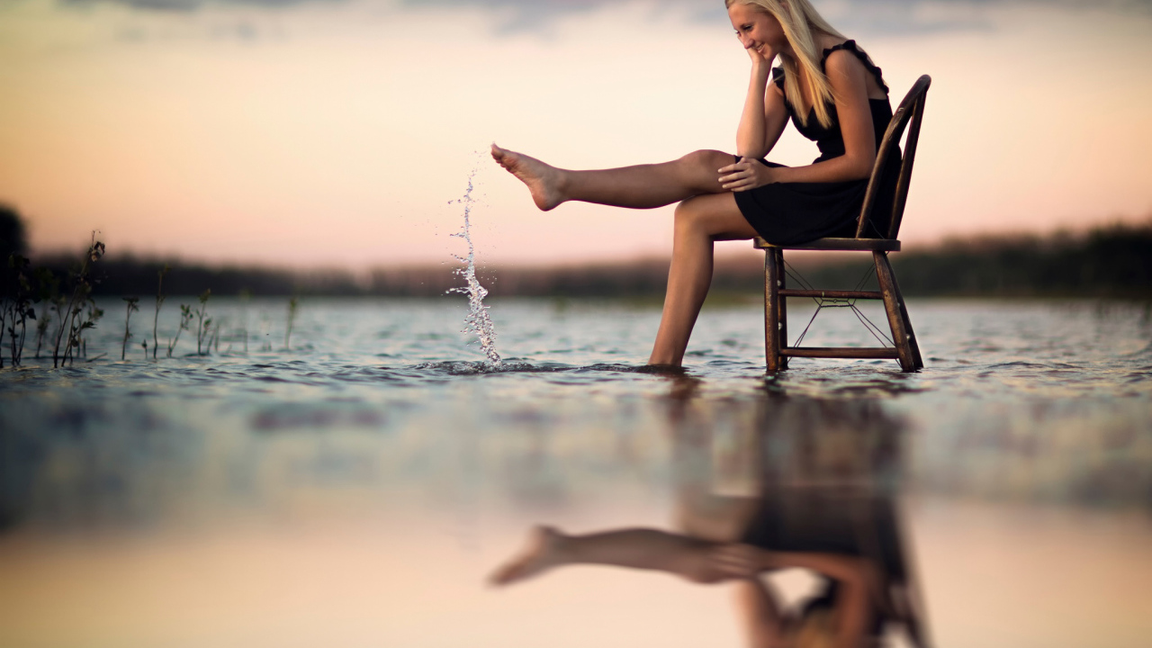 Девушка промочила ноги