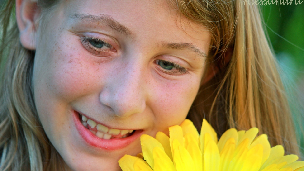 Девушка с веснушками и цветок