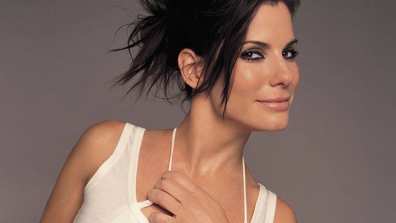 Сандра Баллок в белом футболке