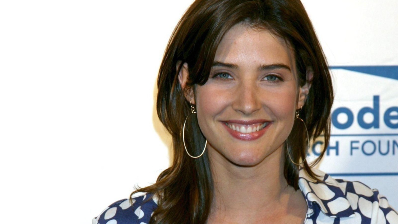 Популярная актриса Коби Смолдерс