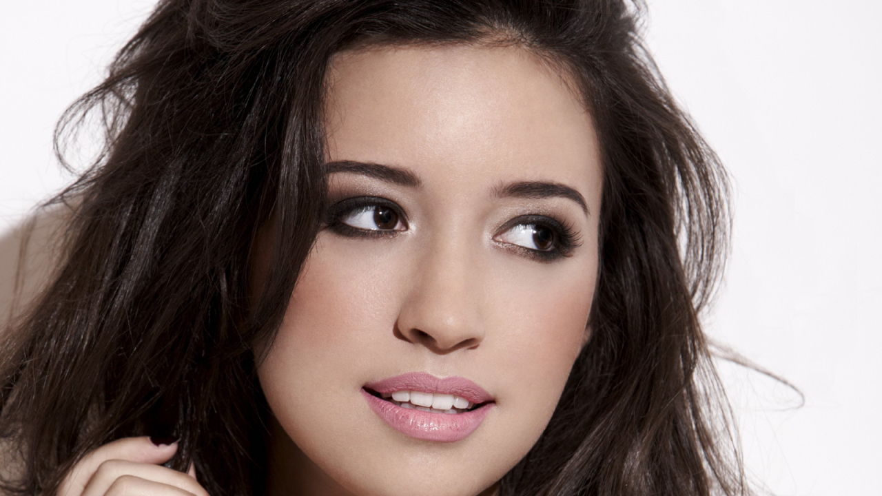 Популярная Кристиан Серратос