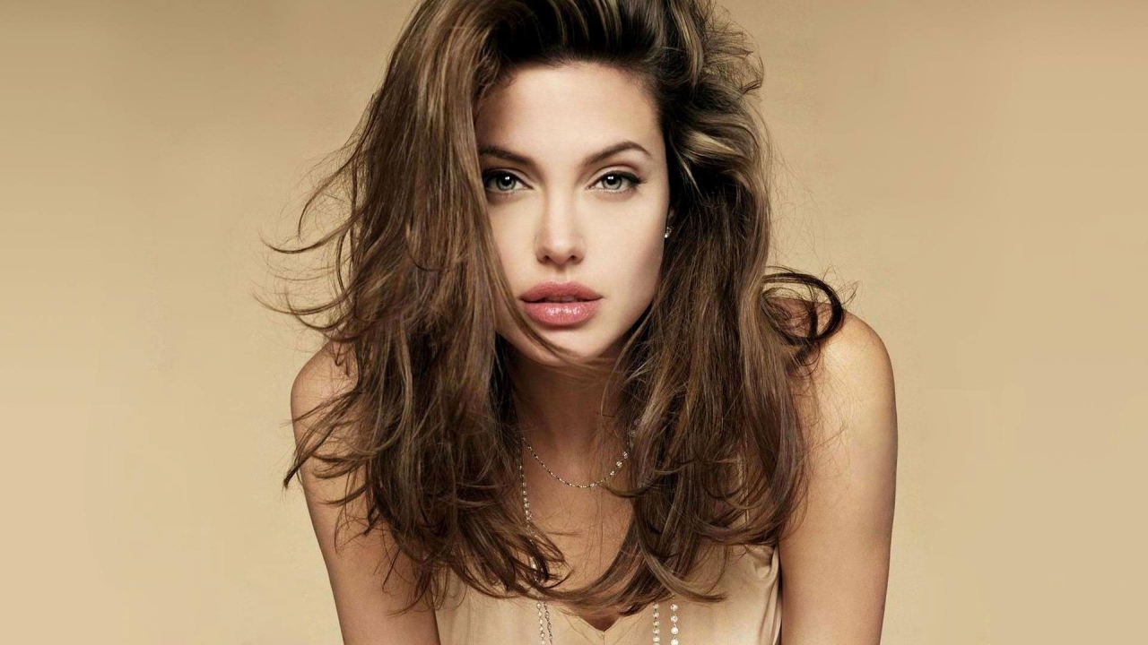 Ангелина Джоли с распущенными волосами