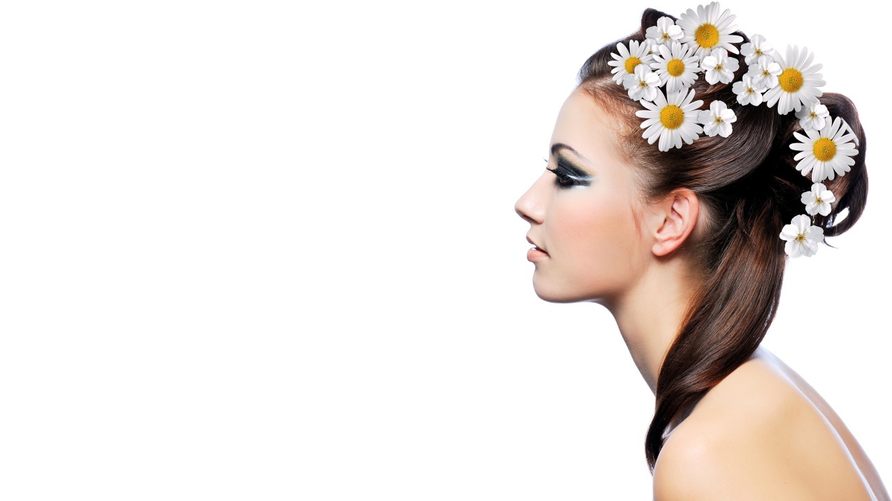 Брюнетка с ромашками в волосах