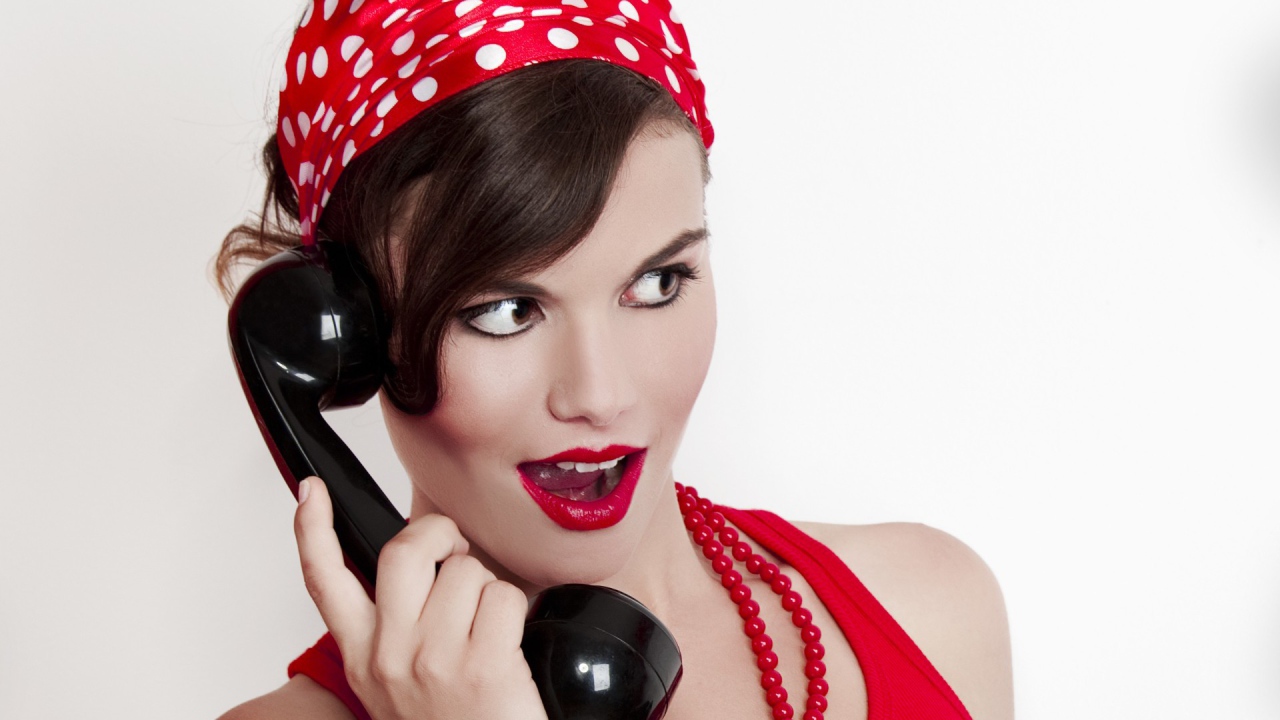 Брюнетка с телефоном