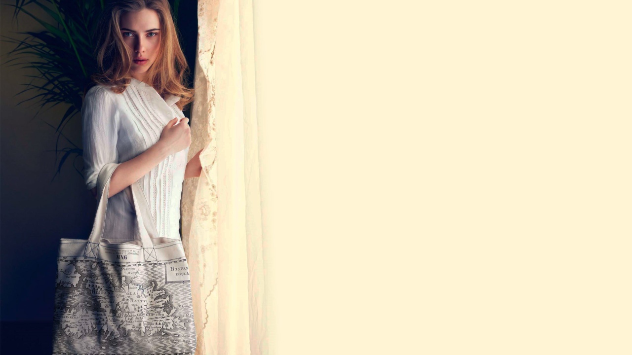 Актриса Скарлет у окна