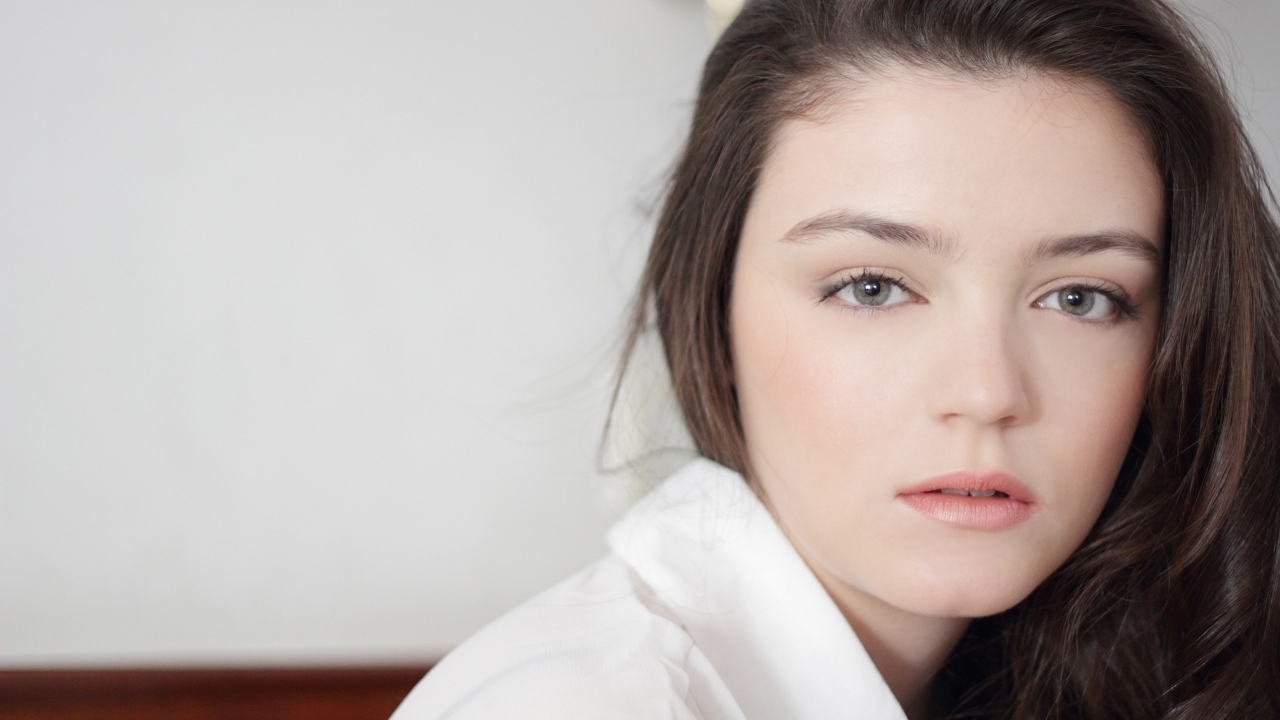 Женщина с серыми глазами