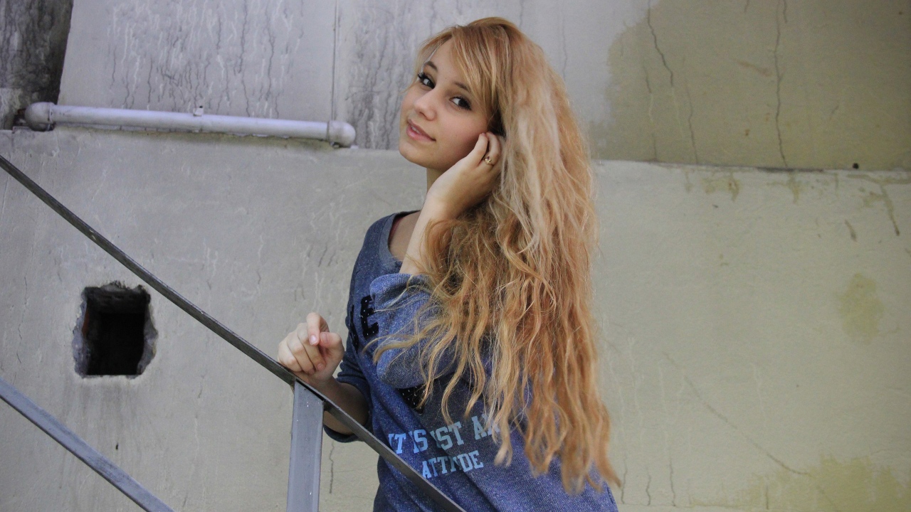 Блондинка с длинными волосами