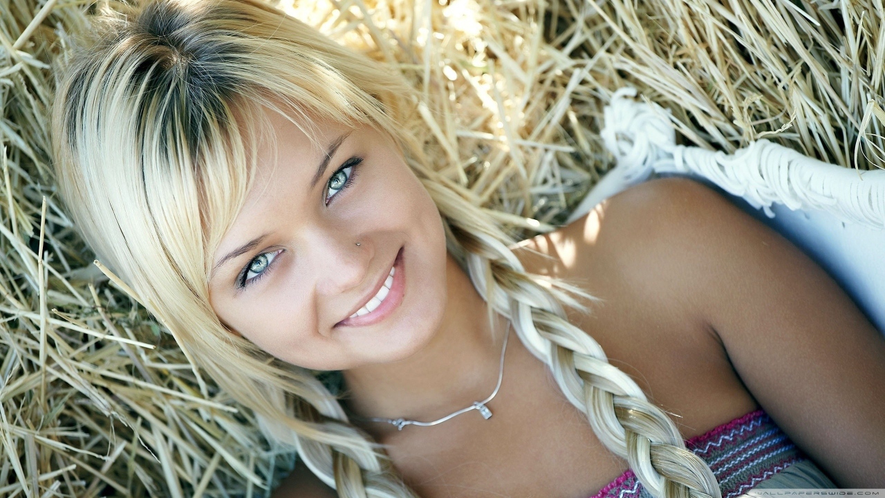 Блондинка с косичками