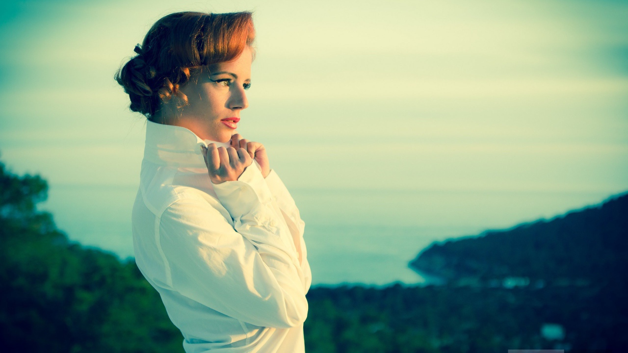 Девушка в белой куртке