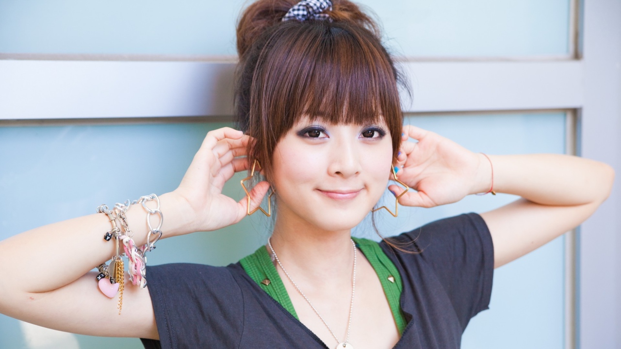 Японская девушка с украшениями