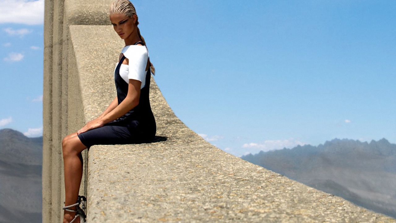 Модель на бетонной стене, рекламное фото