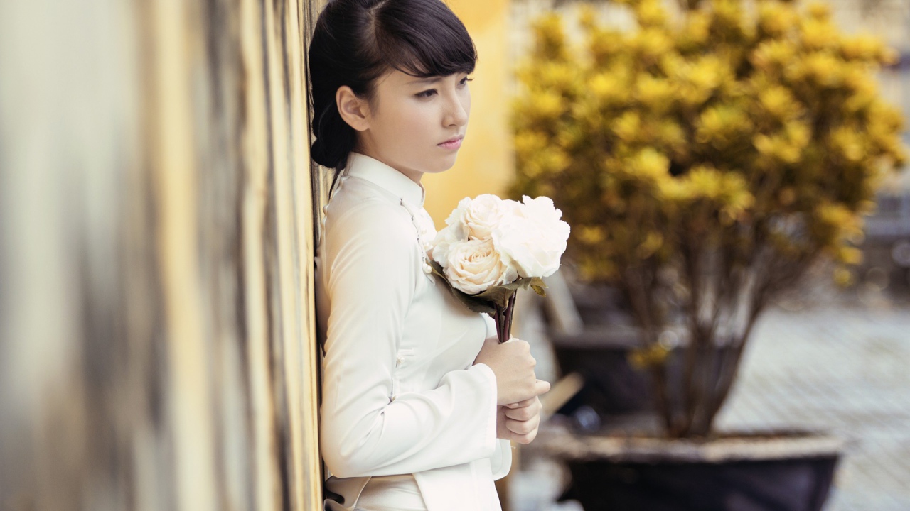 Девушка с букетом белых роз