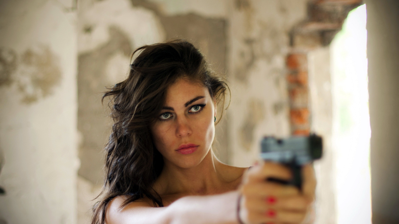 Девушка с пистолетом