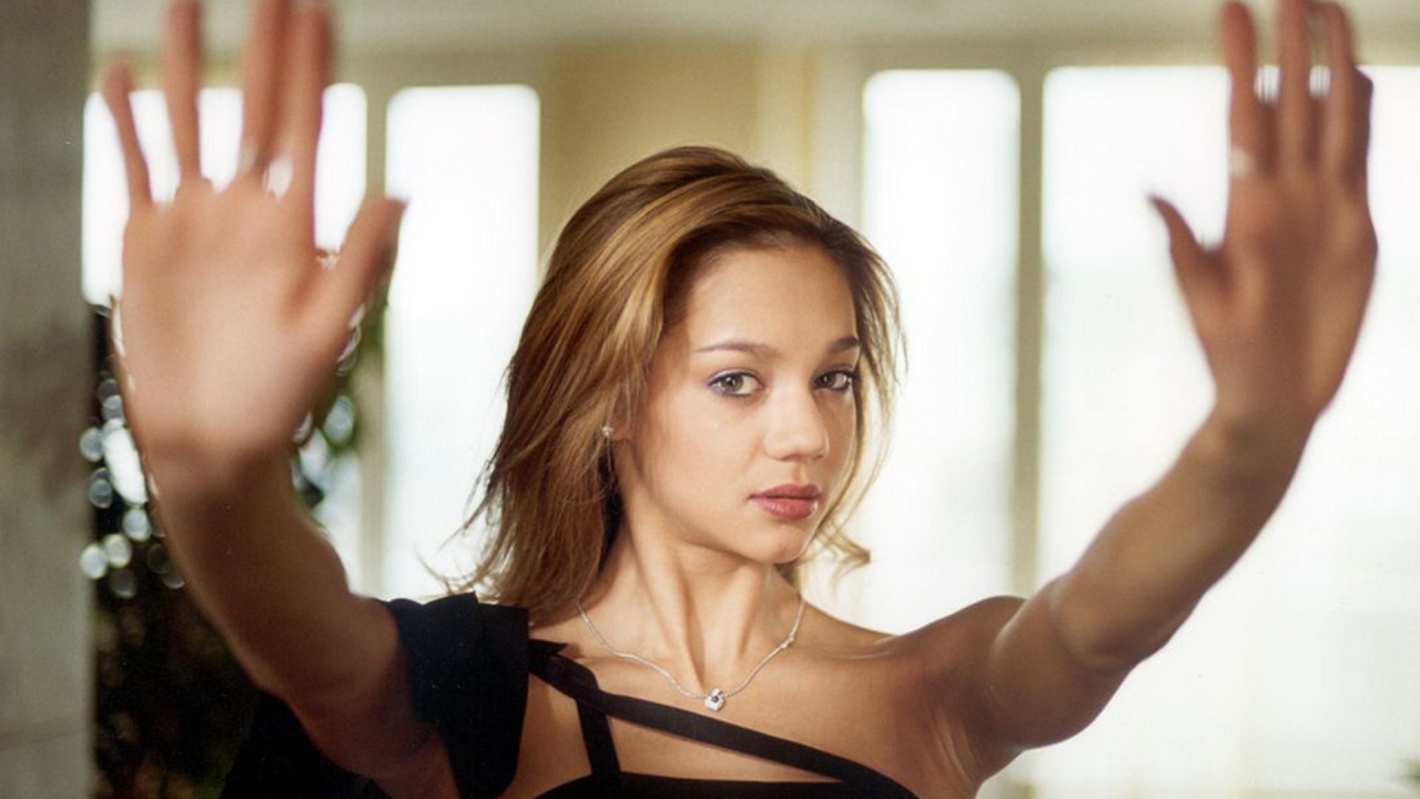 Девушка у стекла