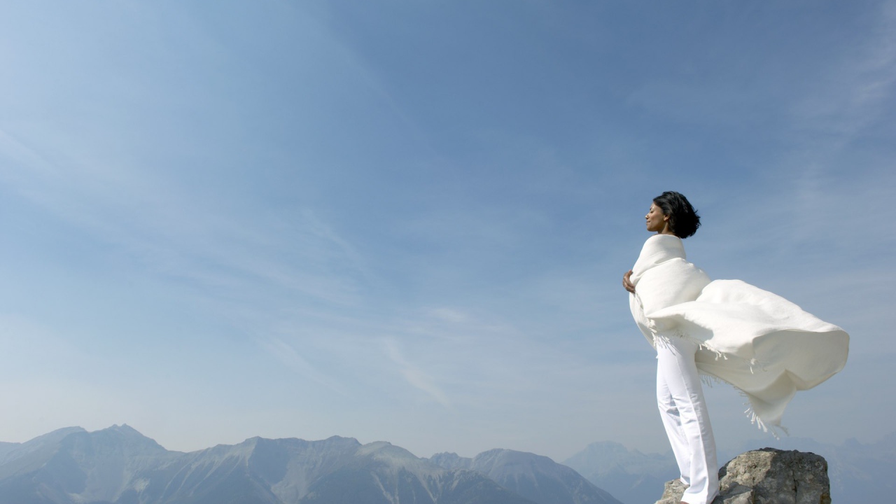 Женщина на вершине горы