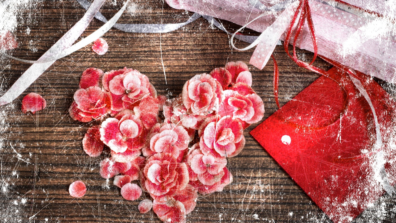 Сердечко из красных цветков