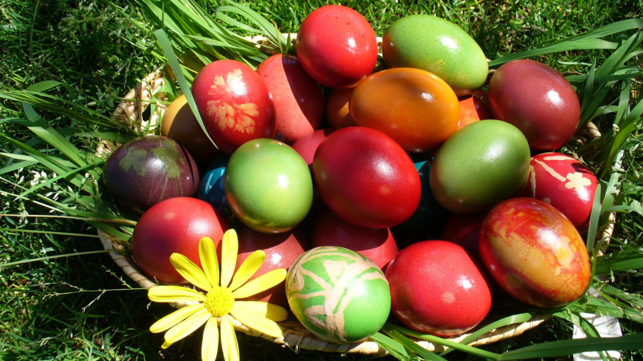Корзина яиц на траве на Пасху