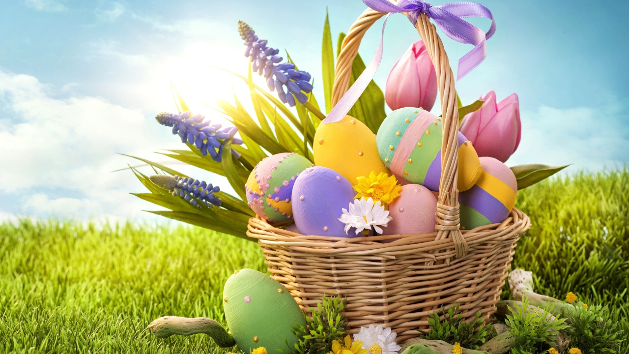 Корзина яиц на фоне неба на Пасху